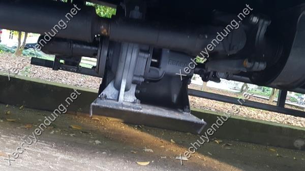 Vị trí lắp đặt bơm phun nước bên phía dưới ngay sau hộp số xe phun nước rửa đường 7m3 Thaco ollin trường hải bơm được trích công suất từ hộp số qua bộ kết nối PTO hay gọi là cóc lai