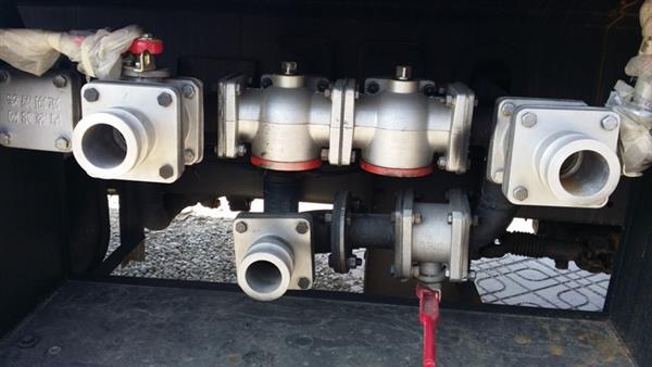 Hệ thống đường ống công nghệ xe chở nhiên liệu 6 khối thaco ollin 500 với kiểu van đường ống hút xả được bố trí độc lập với nhau qua bơm