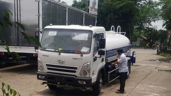 Xe phun nước rửa đường hyundai 7m3 ex8 GTS2 có bồn xitec chứa nước dung tích ~7000 lít và hệ thống bơm, bép phun được giá công lắp ráp ở Việt Nam bởi công ty chúng tôi Viettruck