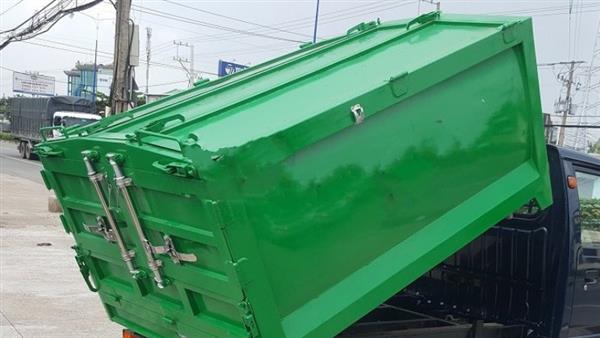 cơ cấu nắp thùng dạng bản lề trên xe chở rác giúp xe luôn được kín khi hoạt động ngoài đường theo tiêu chuẩn vệ sinh môi trường của thành phố