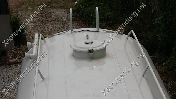 nắp téc nước phía trên xe phun nước rửa đường  sử dụng để xả nước vào ở những khu vực lấy nước từ bồn chứa lớn hoặc dùng để ra vào kiểm tra vệ sinh téc