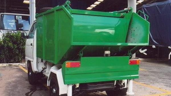 Xe chở rác suzuki đuôi vịt có máng xả rác: là loại xe cũng thiết kêc chở rác kiểu đuôi vịt vếch lên trên nhưng không phải đổ ben mà xe có cơ cấu thủy lực vét đẩy rác ra ngoài đồng thời cũng là nắp đậy kín cho thùng xe luôn