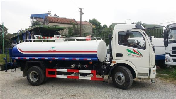 Xe phun nước rửa đường 5 khối Dongfeng 5m3 được viettruck nhập khẩu nguyên chiếc từ Trung Quốc, mới 100%, đạt tiêu chuẩn khí thải phù hợp với Đăng kiểm Việt Nam.