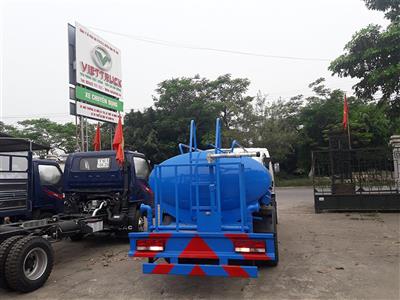 Xe phun tưới nước rửa đường 5m3 JAC là sản phẩm xe chuyên dụng được phát triển trên mẫu xe cơ sở mã hiệu HFC1048K của hãng xe tải JAC lắp ráp tại Việt Nam trên nền tảng công nghệ ISUZU Nhật Bản