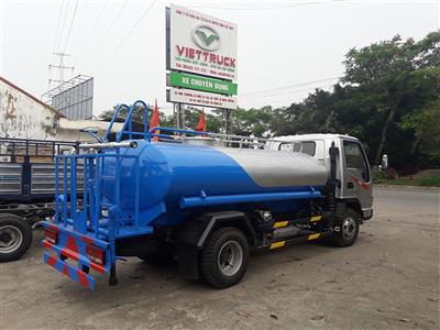 Xitec chứa nước dung tích 5000 lít và hệ thống phun nước rửa đường, tưới cây, cấp nước cho xe cứu hỏa trên xe phun tưới nước rửa đường 5m3 JAC được gia công lắp ráp bởi Công ty CP XNK ô tô và xe chuyên dụng Việt Nam - Viettruck