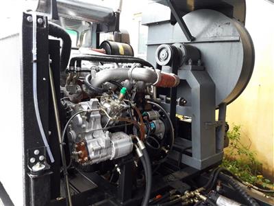 Xe quét rác 4m3 sử dụng một động cơ phụ có công suất 57kw để lai quạt hút hút rác lên thùng đồng thời trang bị hệ thống lọc bụi và phun nước dập bụi