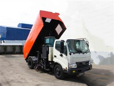 Xe quét rác Hino 3 khối 3m3 là sản phẩm xe quét đường 2,4 khối rác 600l nước được Viettruck đóng mới trên nền xe tải Hino zxu342L euro 4
