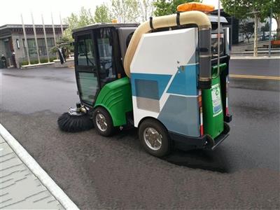Xe quét rác mini 240l là sản phẩm xe quét đường chuyên phục vụ cho các nhà máy nhỏ, quét cả trong nhà xưởng hoặc ngoài đường, quét rác cho các resort có đường hẹp nhỏ lượng lá rác nhiều
