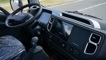 xe tải isuzu vĩnh phát iện ghi cao nội thất đầy đủ, an toàn cao theo tiêu chuẩn nhật bản, bảo vệ môi trường với động cơ isuzu nổi tiếng và chi phí vòng đời  thấp.