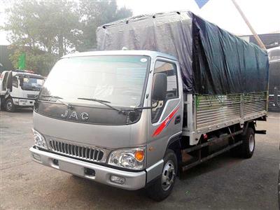 Xe tải 5 tấn thùng mui bạt JAC HFC1048K/KM1 sản phẩm xe tải nhẹ giá rẻ thuộc dòng L-series của hãng xe tải JAC. Với tổng thành linh kiện được nhập khẩu đồng bộ từ tập đoàn ô tô JAC Trung Quốc 