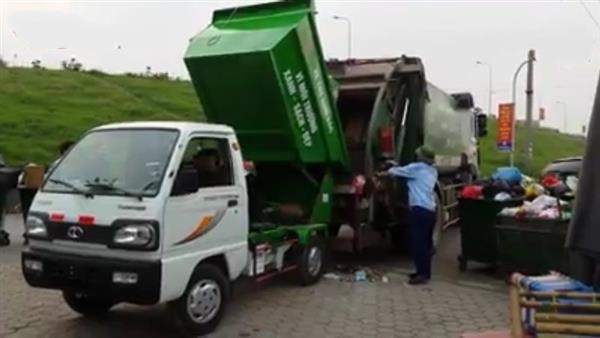 xe chở rác dạng thùng đuôi vịt không có cửa mở nên có ưu điểm là không bị nước rác thải chảy ra ngoài