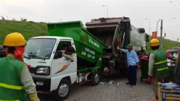 xe có thể đổ toàn bộ rác sang mà không làm vương vãi bẩn rác ra ngoài giúp tiêt kiệm chi phí nhân công cũng như bảo vệ môi trường